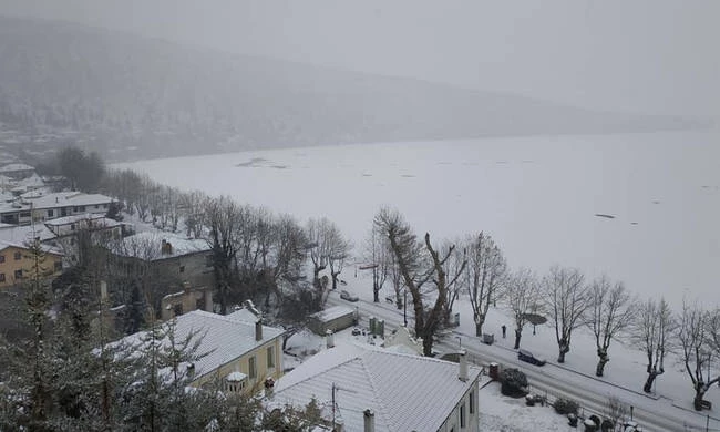 Πάγωσε η λίμνη της Καστοριάς – Μαγευτικές εικόνες (εικόνες, βίντεο)